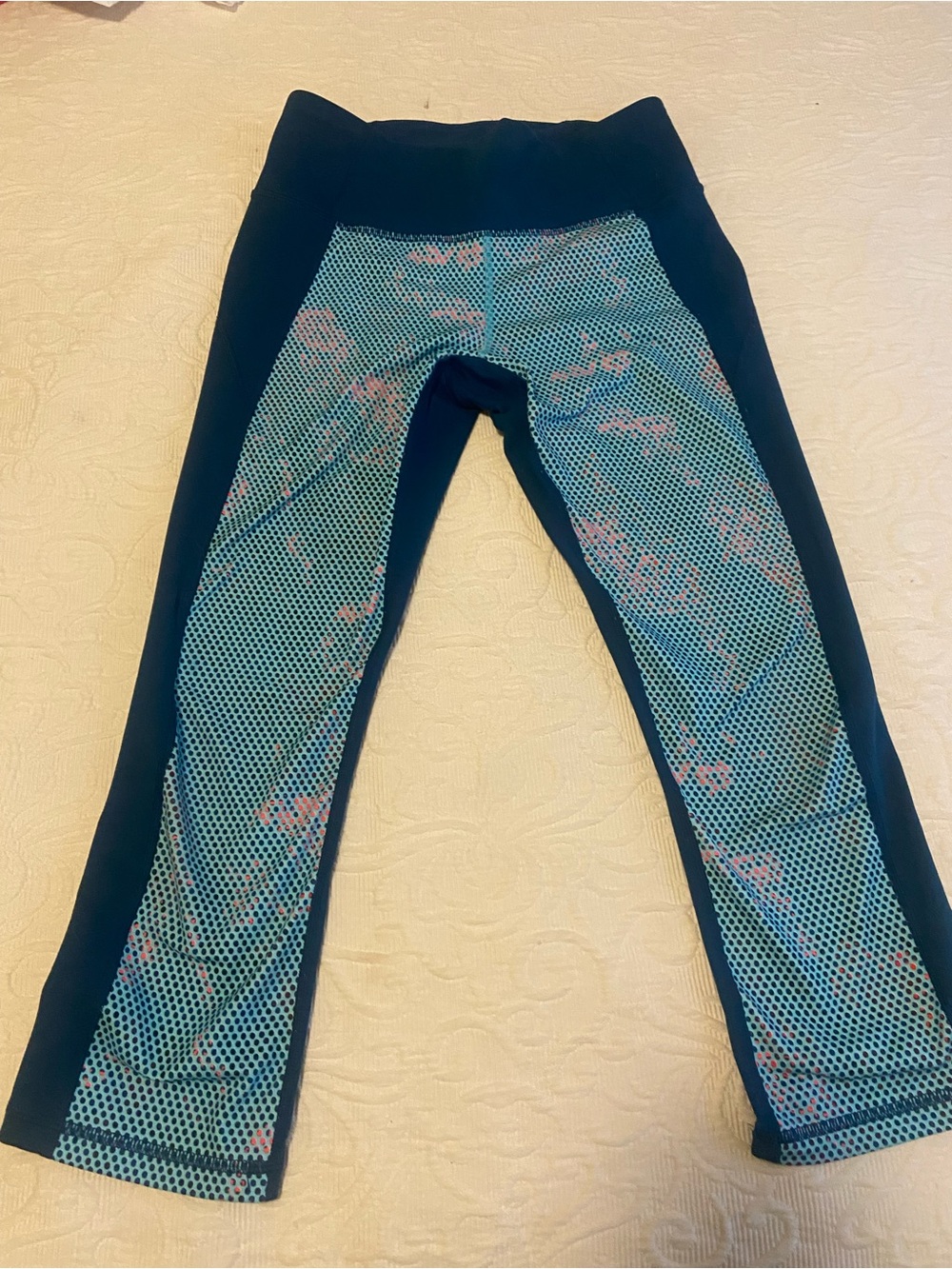 Under Armour woman’s teal Patterned Leggings